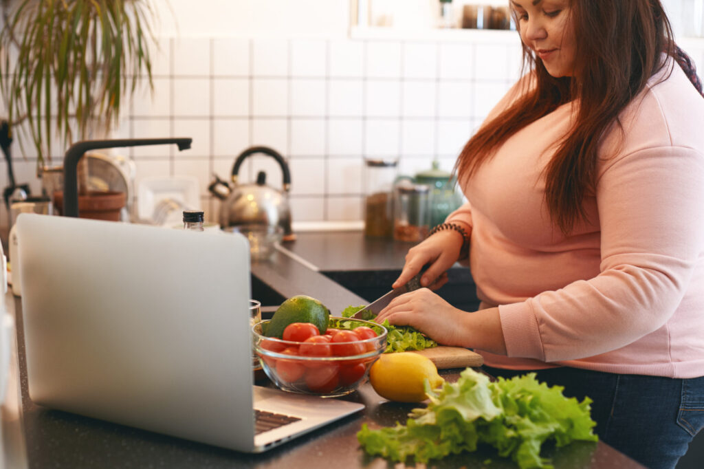 mujer con obesidad cocinando